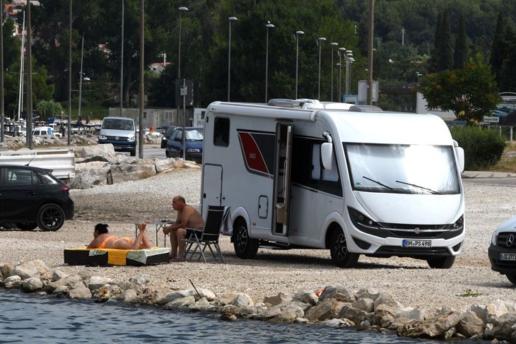 Divlji kamp na rivi u Puli