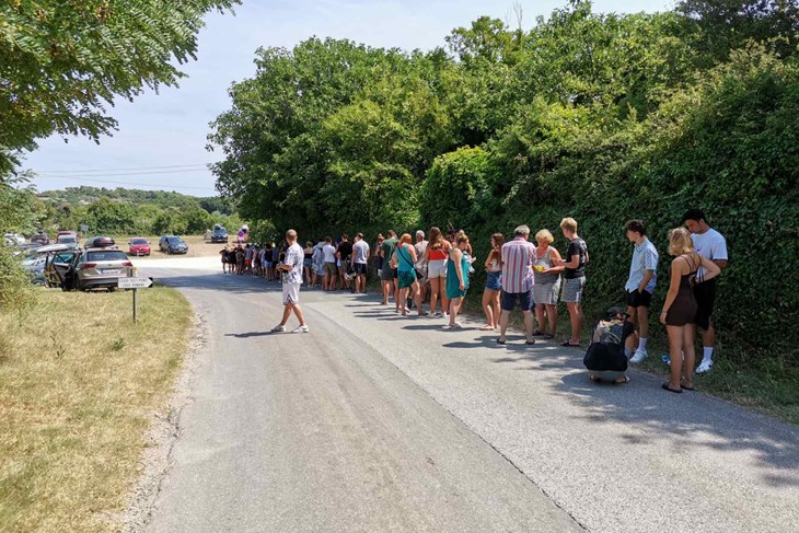 Redovi kod covid punkta u Banjolama