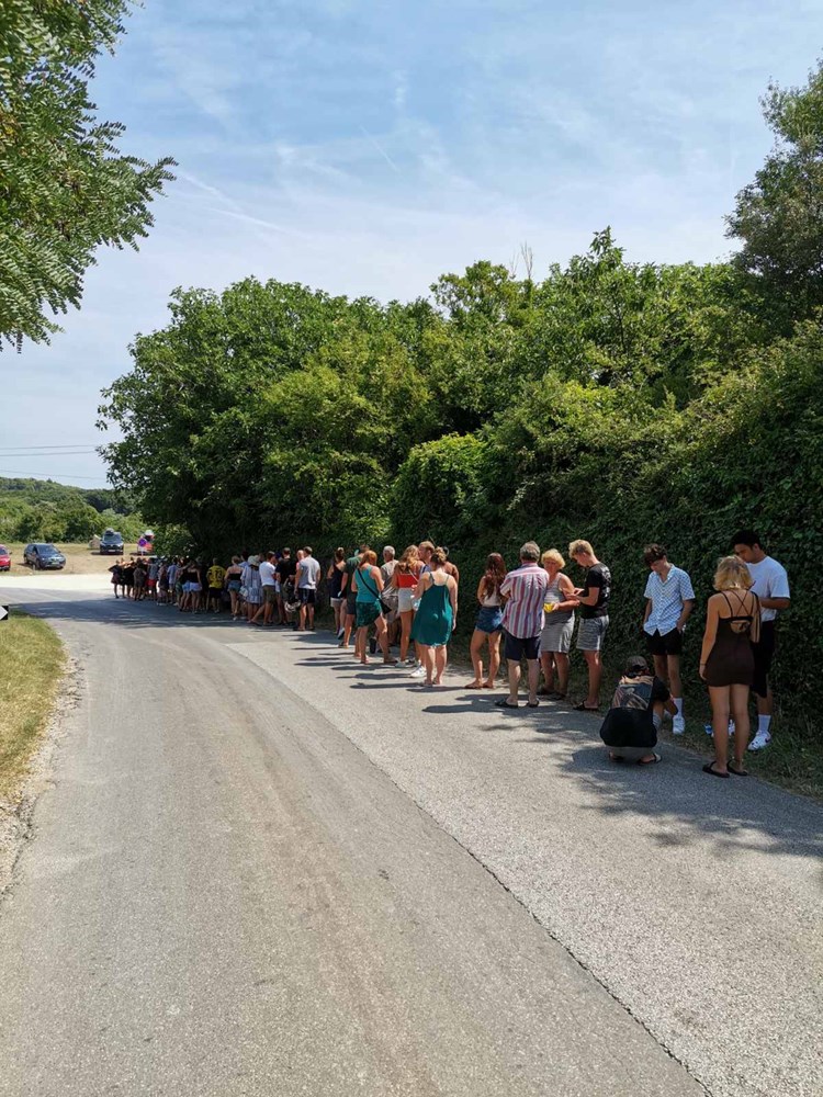 Redovi kod covid punkta u Banjolama