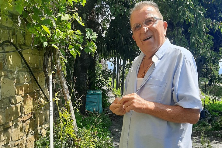 Jukopila u svom vrtu punom aromatičnih trava