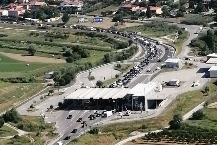 Kilometarske kolone na Kaštelu (Snimila Lara BAGAR)