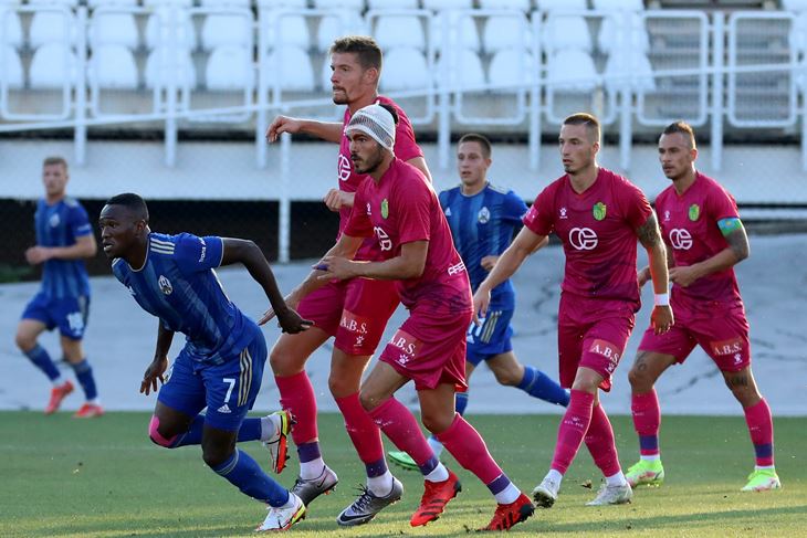 IGRAČ ZABIJE GOL MEĐU NAMA TROJICOM - Bernardo Matić i obrana na susretu s Lokomotivom (Snimio D. Tadić/ Cropix)