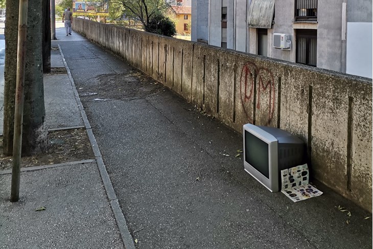 Televizor na autobusnom stajalištu