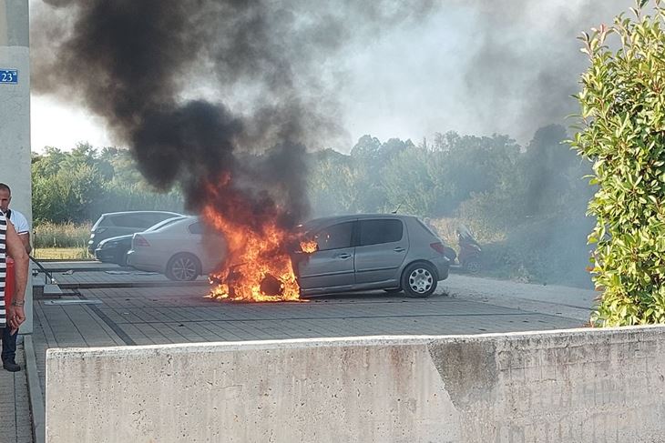 Eksplodiralo vozilo u Zambratiji