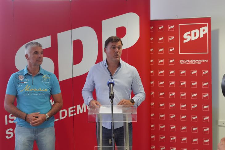 S konferencije za novinare