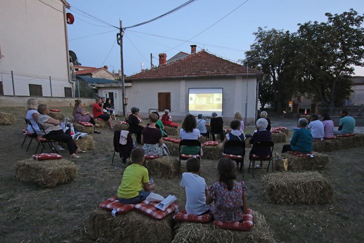 Uživanje u filmovima na otvorenom, pod zvijezdama
