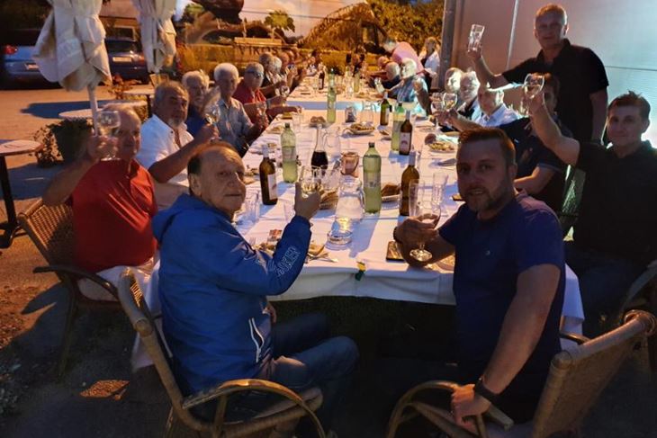 Druženje iseljenika iz New Yorka i gradonačelnika nedaleko boćarske dvorane