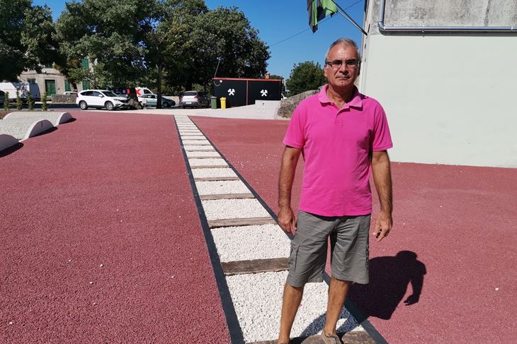Šime Martinović na Krvovoj placi, a u pozadini su stoljetni hrastovi