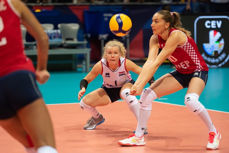 Porečanke u reprezentaciji - Laura Miloš i Rene Sain (bijeli dres) Luka Gerlanc/Cropix