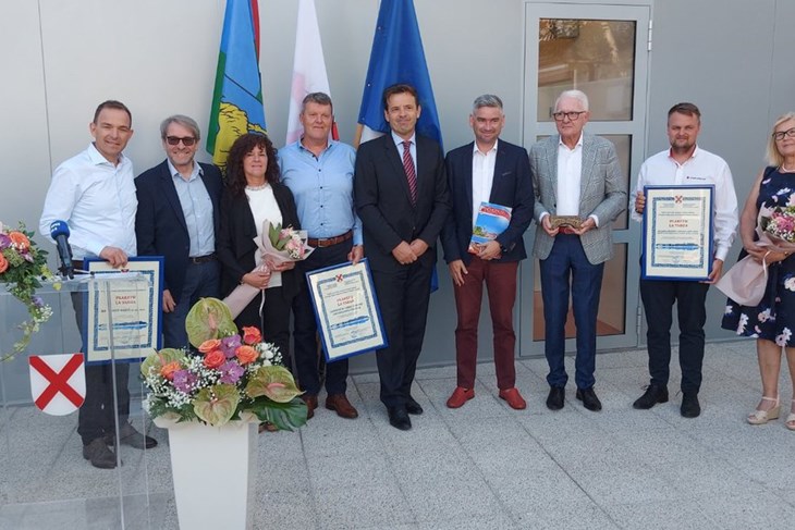 Dobitnici plaketa i priznanja s predsjednikom Gradskog vijeća, gradonačelnikom i županom (Snimila Sanja Bosnić)