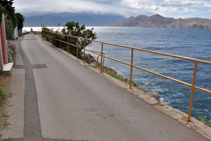Ulica u Baški iznad mora, u kojoj se dogodila ova tragedija
