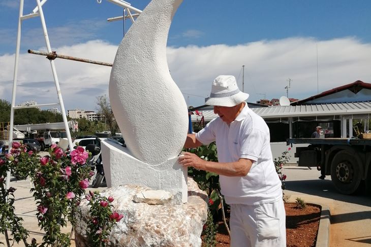 Postavljanje kamene skulpture u Lučici Delfin (Snimila Helena Mostarkić Gobbo)