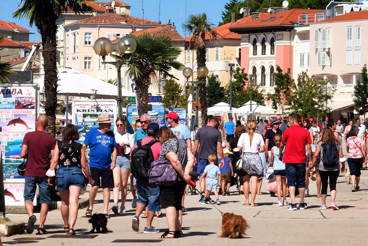 Poreč je još uvijek pun gostiju (Snimio Milivoj Mijošek)