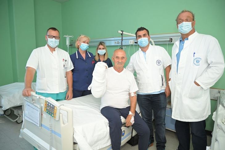 Sreća nakon uspješne operacije - dr. Darko Majić, medicinske sestre Marija Kalčić i Maja Andrić, pacijent Tomo Kolak, dr. Damir Juranić i dr. Miljenko Kovačević (Foto M. Leval/Novi List)
