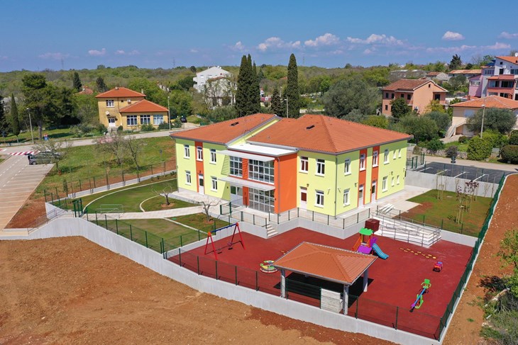 Uređeno je i dvorište s vanjskim igralištem i popratnim sadržajem