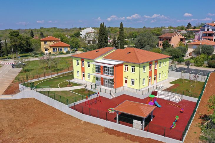 Uređeno je i dvorište s vanjskim igralištem i popratnim sadržajem