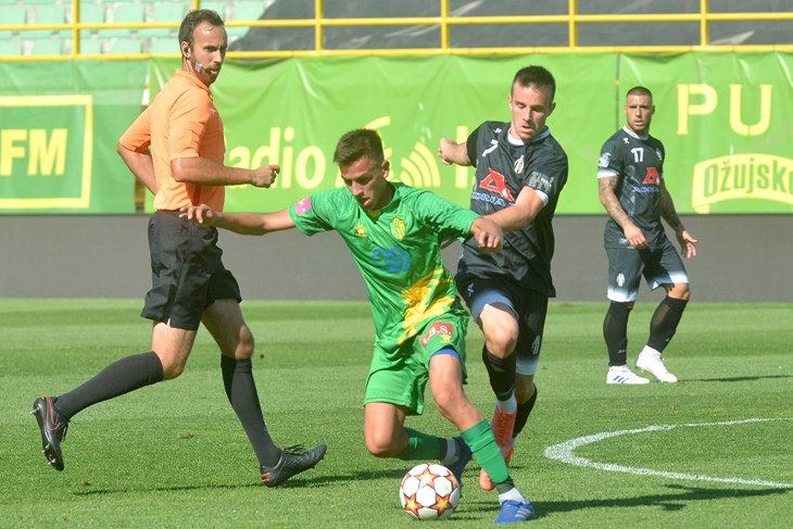 Jako loša provjera - Facundo Caceres i Frano Ivančić u borbi za loptu (Snimio Danilo Memedović)