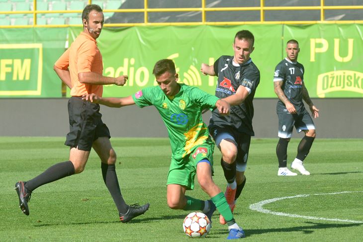 Jako loša provjera - Facundo Caceres i Frano Ivančić u borbi za loptu (Snimio Danilo Memedović)