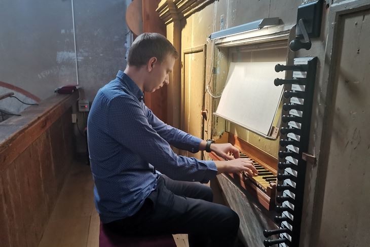 Krešimir Klarić svira na Nakićevim orguljama u Sv. Lovreču