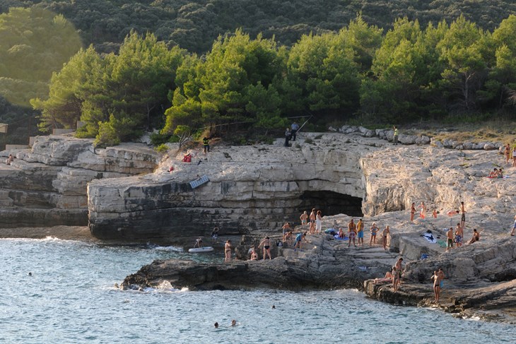Galebove ili Golubove stijene s morskom špiljom, prirodnim biserom koji mnogi žele vidjeti i iznutra (Snimio Dejan Štifanić/Arhiva)