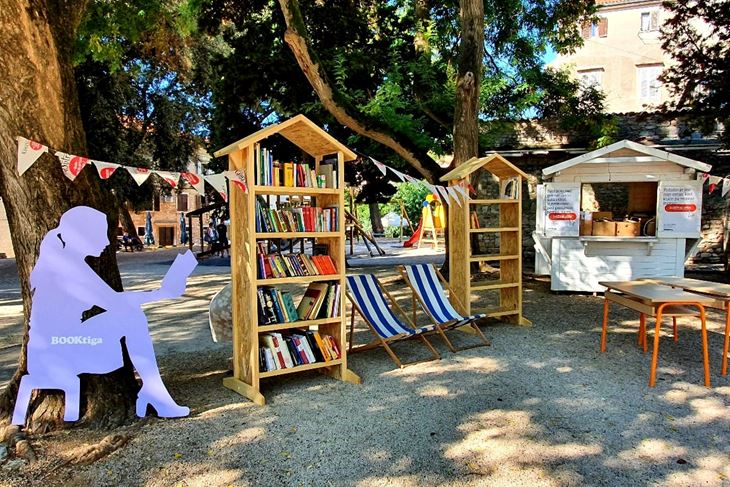 Na Trgu Matije Gupca prodaju se knjige po simboličnim cijenama