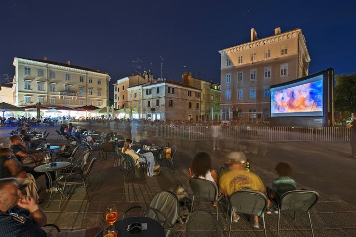 Kino u kvartu tradicionalno završi na središnjem gradskom trgu, Forumu
