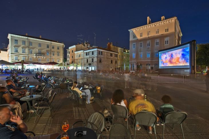 Kino u kvartu tradicionalno završi na središnjem gradskom trgu, Forumu