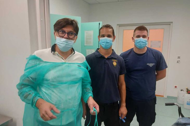 Dr. Mamontov i pulski vatrogasci nakon uspješno odrađene akcije