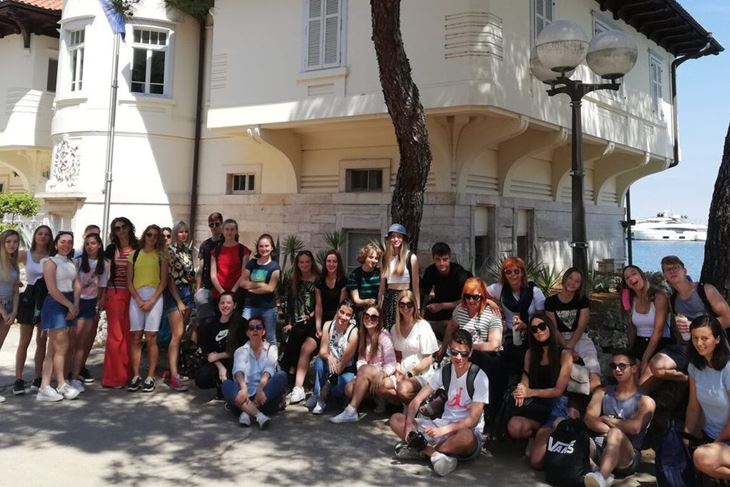 Mladi ambasadori s profesoricama Elizabetom Pavlović i Tanjom Černeka na Brijunima