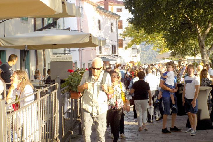 Na Subotinu pješice, s ruksakom na leđima (Snimila Gordana Čalić Šverko)