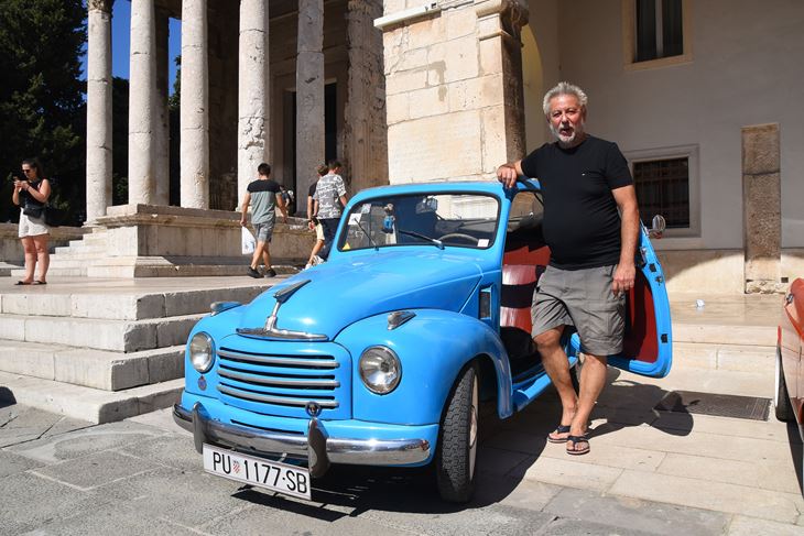Božo Simović pored svog ljubimca (Snimio Duško Marušić Čiči)