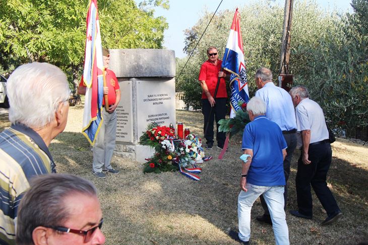 Delegacije antifašista položile su na spomenik vijence i cvijeće (Snimio Luka Jelavić)
