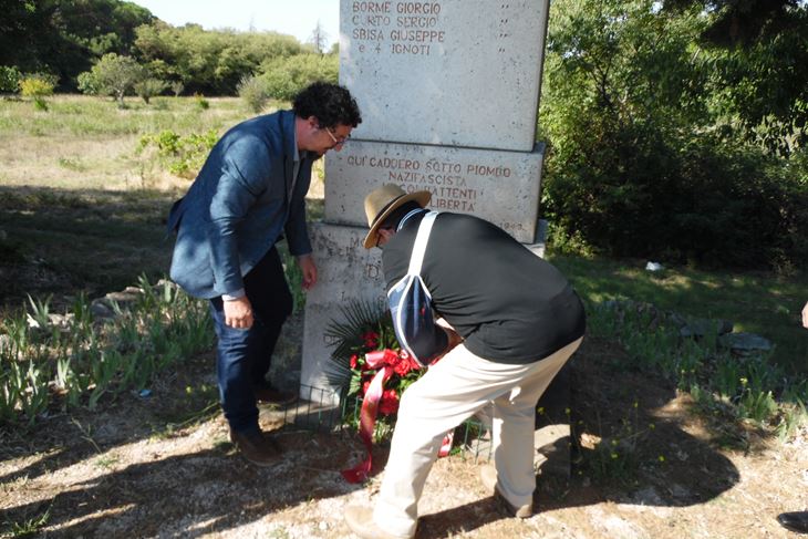 Edi Pastrovicchio i Branko Oplanić polažu vijenac uz spomenik na Spinuzi (Snimio Anto Babić)