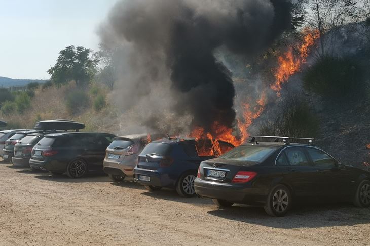 Požar automobila u Rapcu (snimio Branko BIOČIĆ)