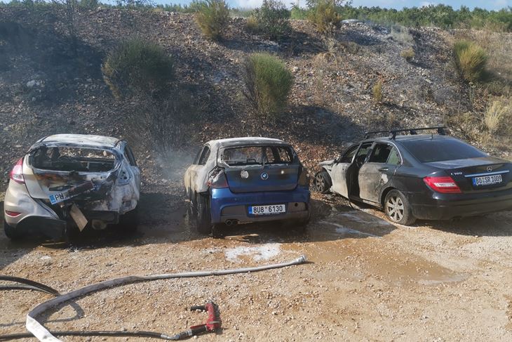 Gašenje automobila u Rapcu (Snimio Branko BIOČIĆ)