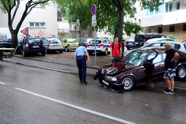 Prometna nesreća u Radićevoj ulici u Puli (Snimio Dejan Štifanić)