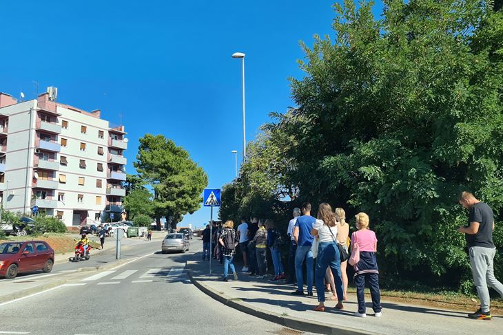 Red ispred zgrade Hospicija (snimio A. Musemić)