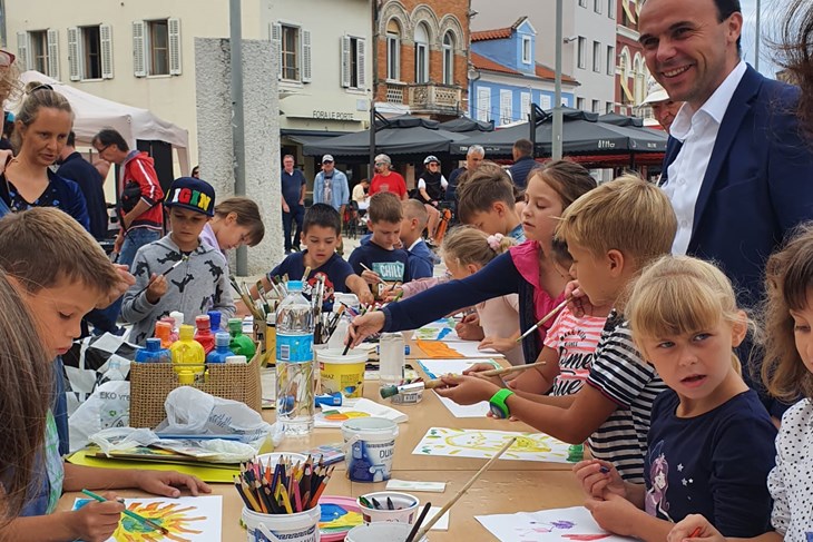Gradonačelnik je s najmlađima obilježio početak projekta (Snimio Boris Bilas)