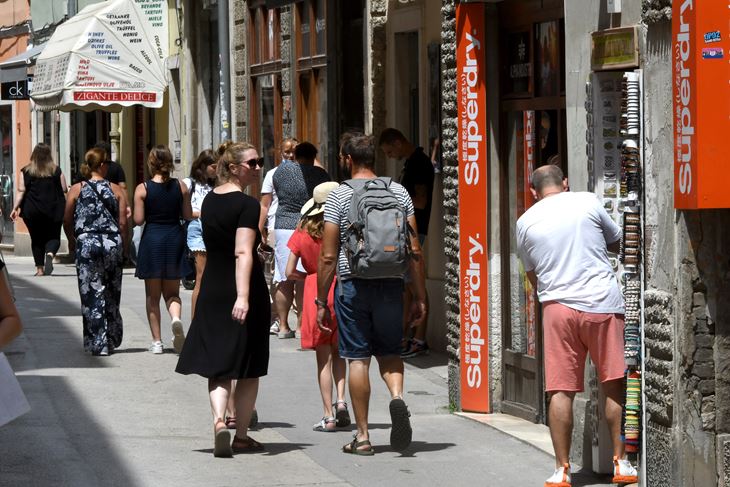 ULICA SERGIJEVACA, TURISTI, PULA, 15.07.2021. SNIMIO MILIVOJ MIJOSEKSxpica ljudi