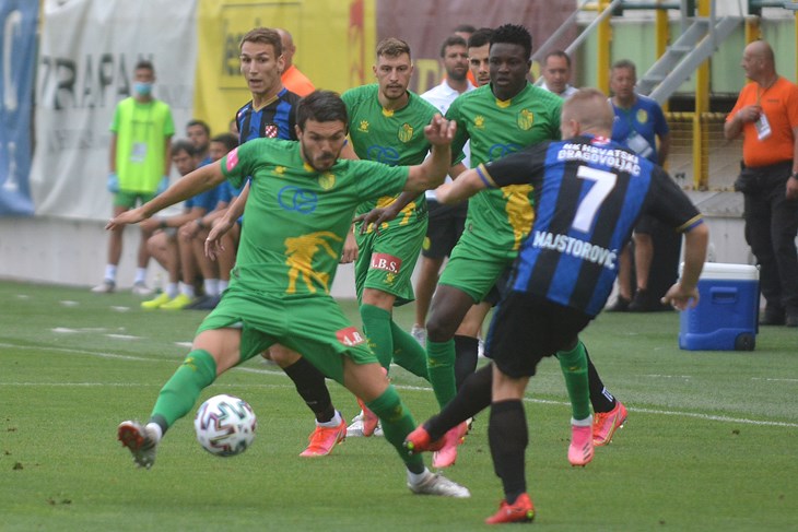 PONOVITI PARTIJU S OTVARANJA PRVENSTVA - Frano Mlinar i kapetan "dragovoljaca" Valentino Majstorović (Snimio Danilo Memedović)