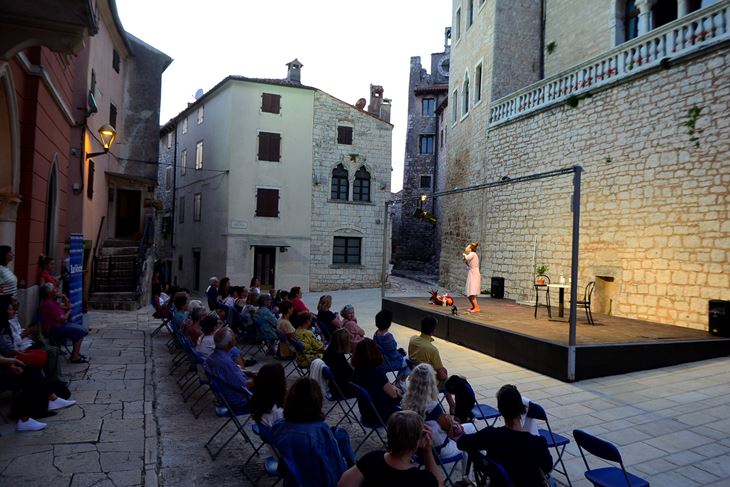 S lipanjskog otvaranja festivala na prekrasnom teatarskom prostoru Trga Tomaso Bembo (Snimio Dejan Štifanić)