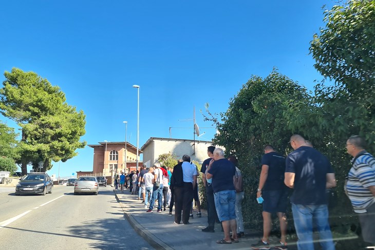 Santoriova ulica, redovi za cijepljenje (snimio Amir MUSEMIĆ)