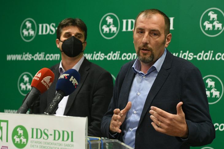 S konferencije za novinare