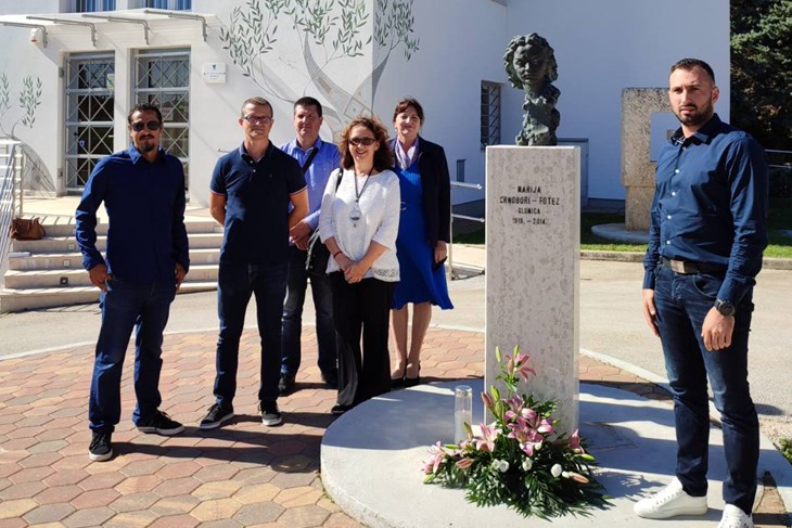 Položeno cvijeće ispred biste Marije Crnobori