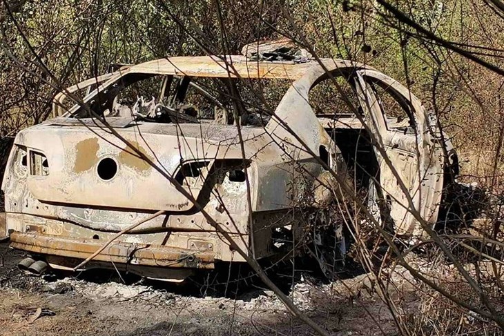 Ubojstvo obitelji Đokić kod Aleksinca u Srbiji, automobil je u potpunosti izgorio (Foto: Telegraf.rs / D. K.)