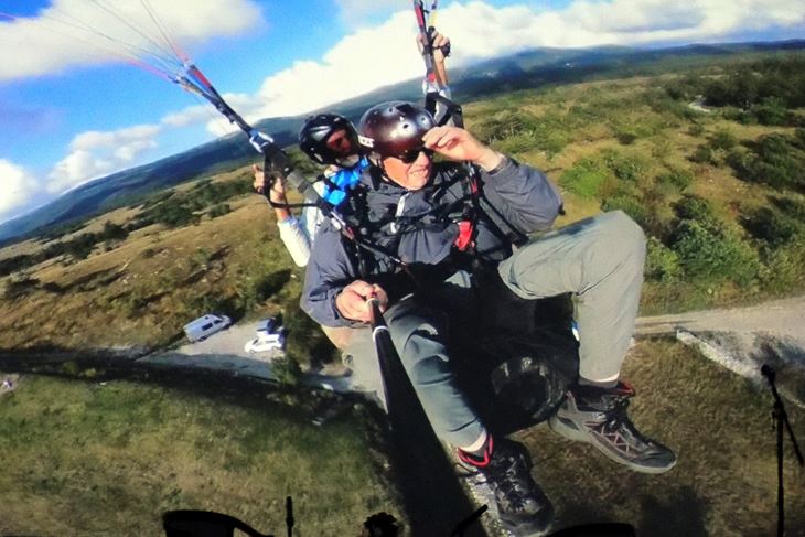 Silvano Komar leti paragliderom iznad Buzeta (privatna arhiva)