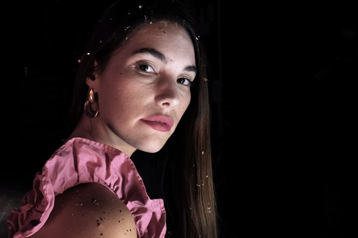 Barbara Munjas u spotu "Kad tad" (Foto GLAUX Audiovisual Art)