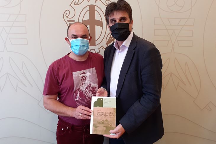 Luka Ilić uručuje Glavičiću svoju knjigu o Matiji Vlačiću Iliriku