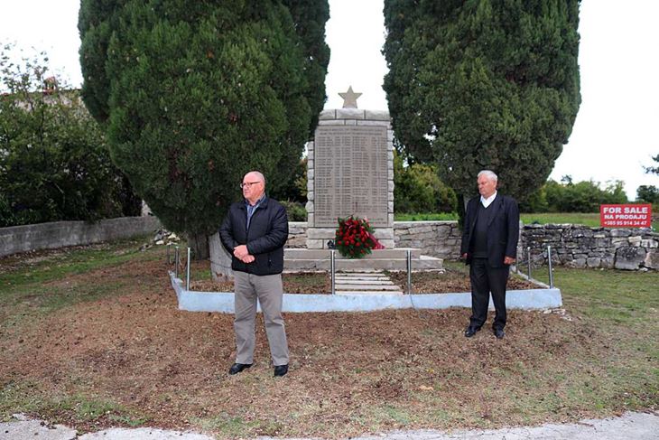 Na spomen obilježju navedena su 57 imena stradalih