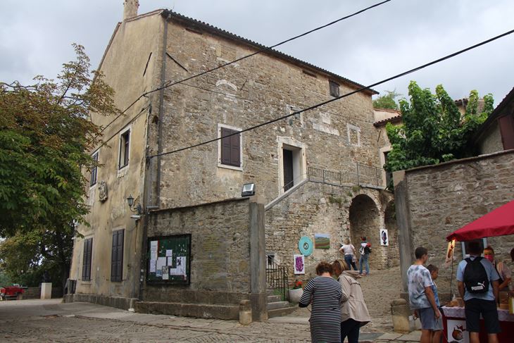 Grožnjanski kaštel je središte kulturnih zbivanja u Gradu umjetnika (Snimio Luka Jelavić)